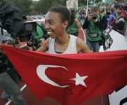 Elvan Abeylegesse proudly displays the Turkish flag during a lap of honour.